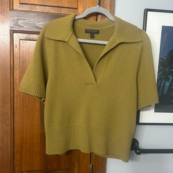 Banana Republic Sweaters - Banana Republic Cashmere Sweater in Olive Green